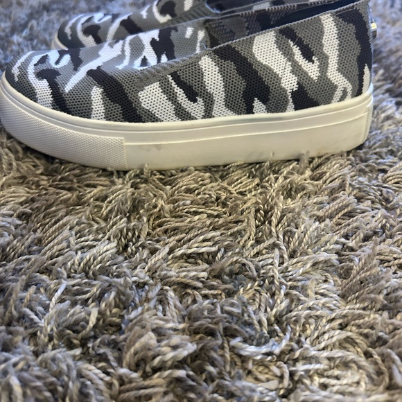 Steve Madden Gray Camo Women’s Slip-On Shoes - Picture 2 of 2